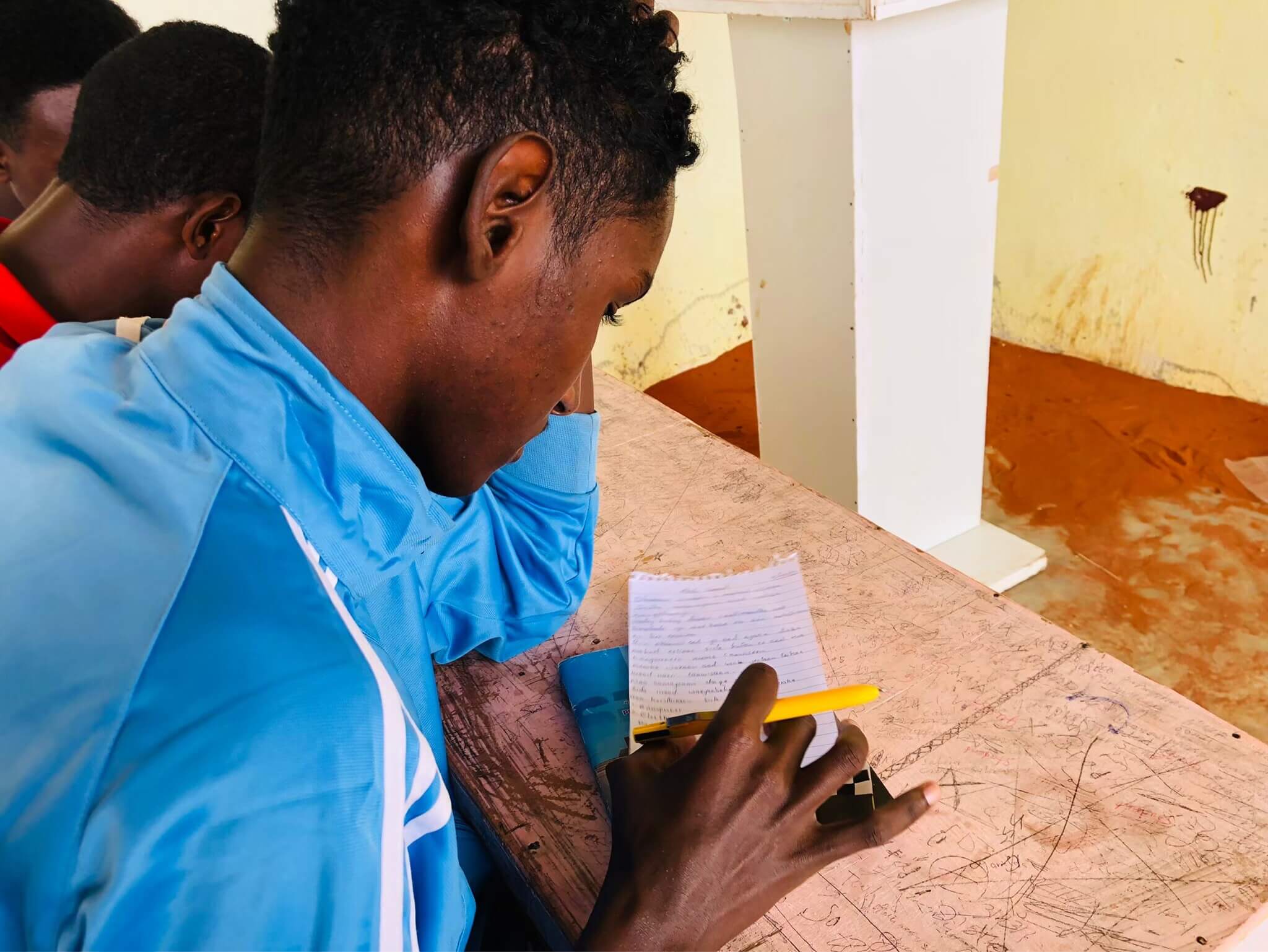 手紙を書く様子